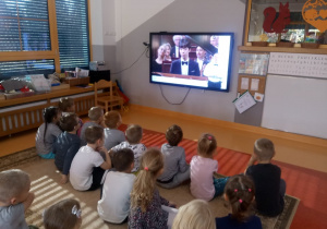 dzieci słuchają ciekawostek na temat życia wielkiego kompozytora